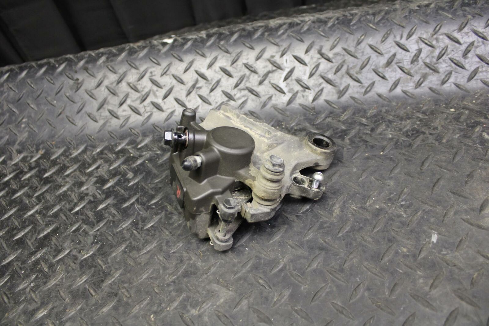 19 YAMAHA YZF R3 REAR BACK BRAKE CALIPER W MOUNT BRACKET BB177