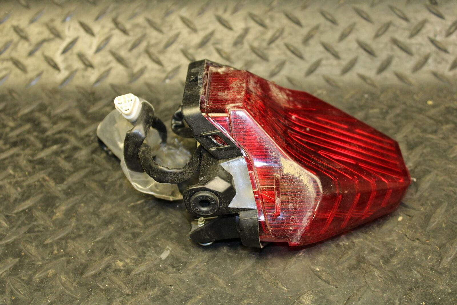 19 YAMAHA YZF R3 REAR TAIL TAILLIGHT BACK BRAKE LIGHT BB177