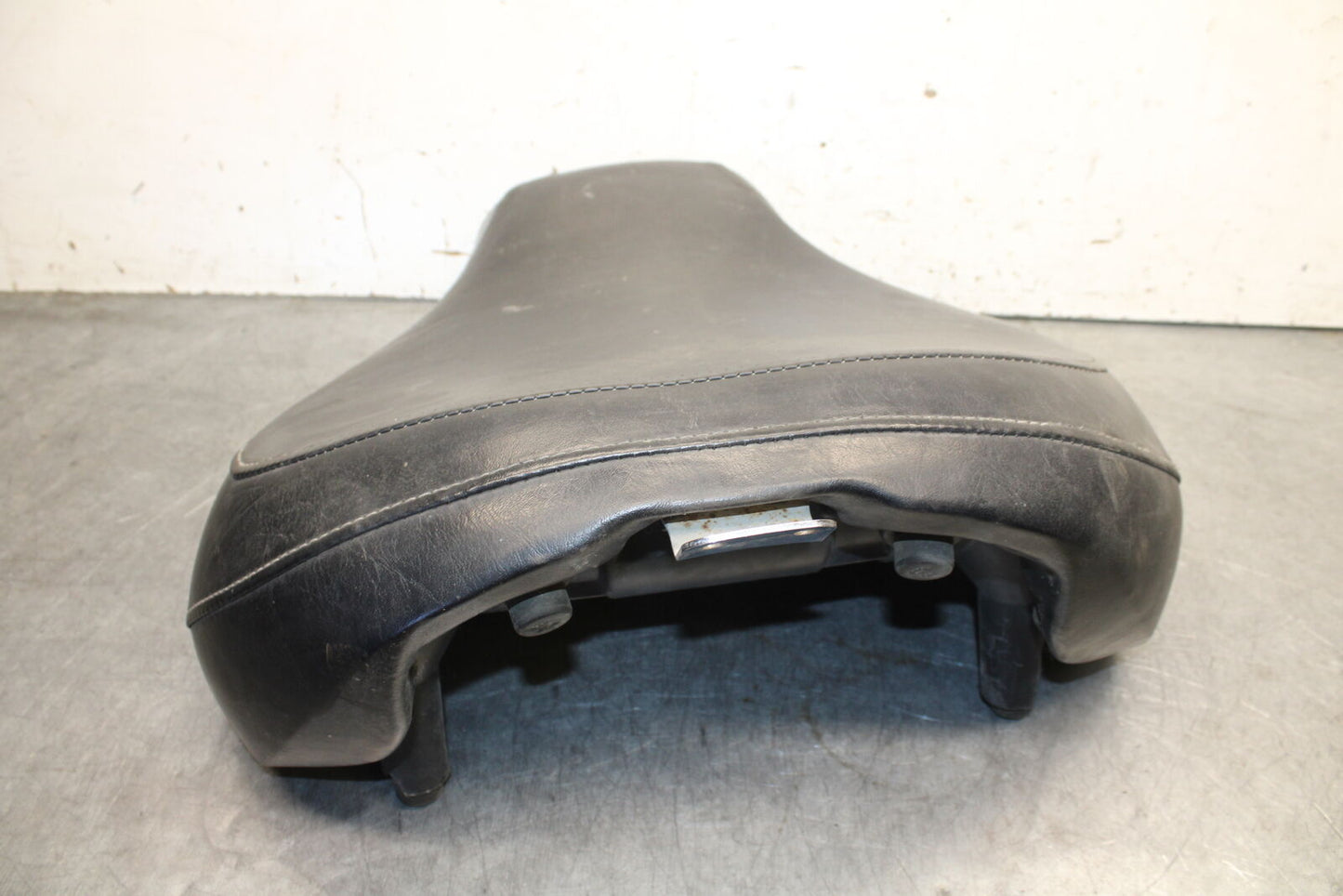 05-09 SUZUKI BOULEVARD C90 FRONT DRIVERS SEAT BB692