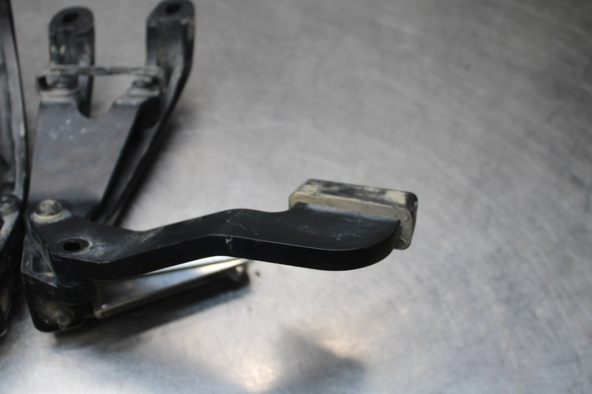 18 YAMAHA SUPER TENERE REAR BACK PASSENGER PEG SET PAIR BB832
