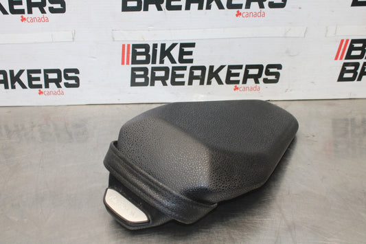 25 KAWASAKI Z900 REAR BACK PASSENGER TANDEM SEAT PAD SADDLE PILLION BB928