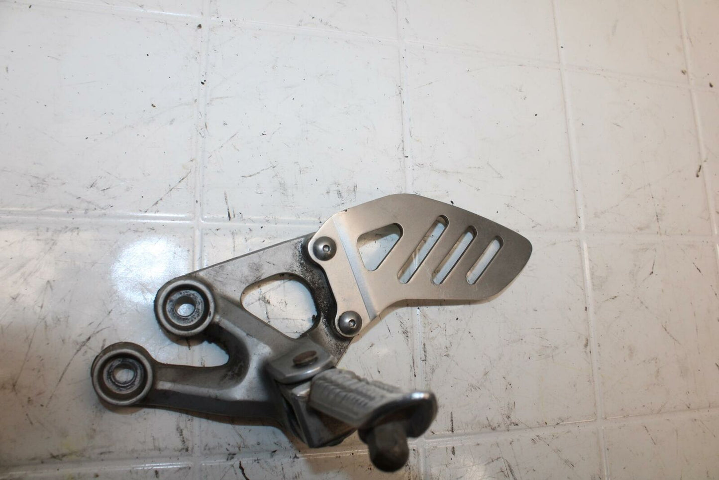 06-07 SUZUKI GSXR750 LEFT REARSET REAR SET DRIVER FOOT PEG BRACKET MOUNT BB300 B