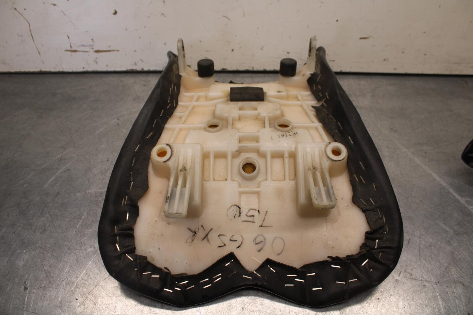 06-07 SUZUKI GSXR 600 FRONT DRIVERS SEAT PAD SADDLE PILLION BB621