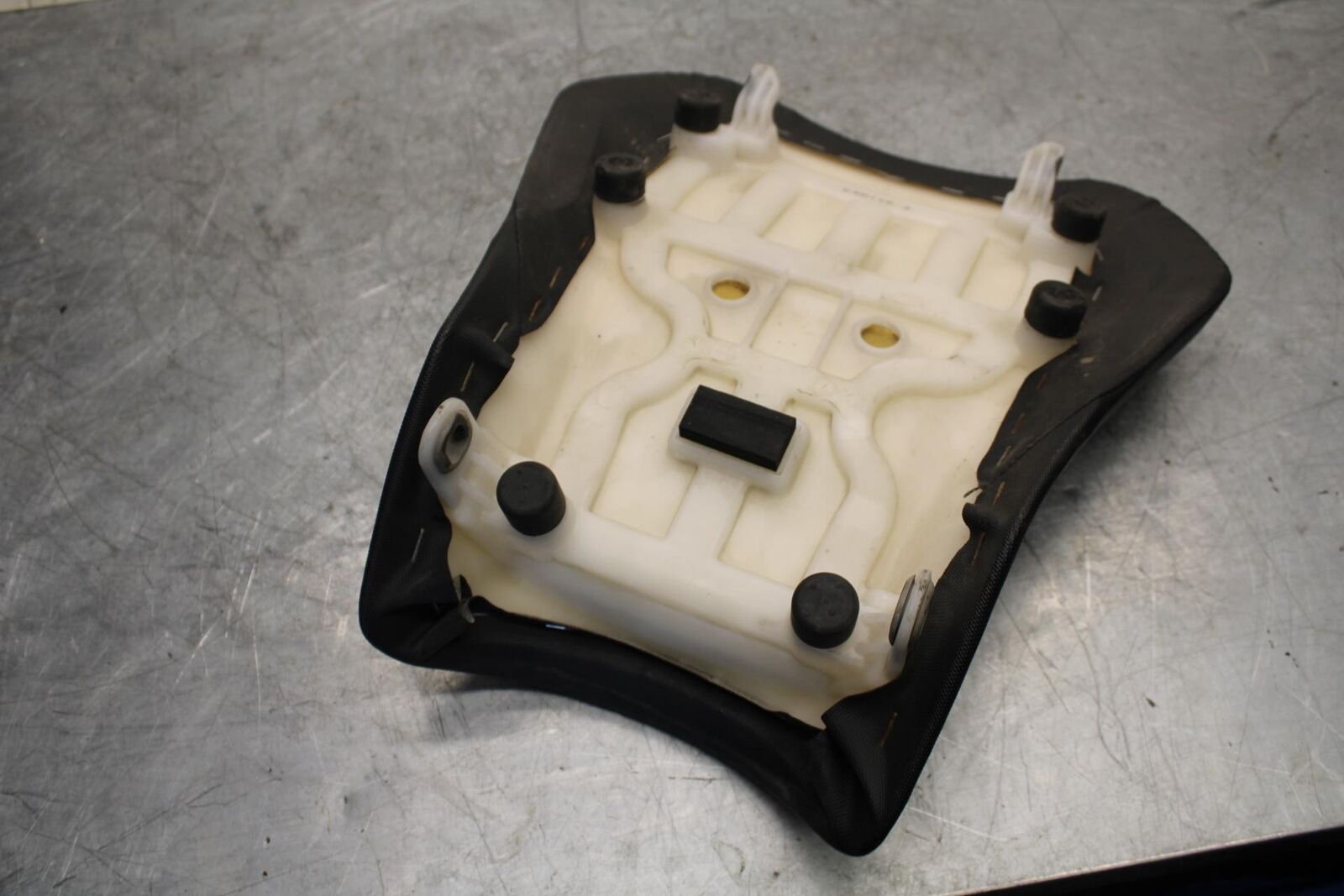 2017 Suzuki GSXR600 FRONT DRIVERS SEAT PAD SADDLE PILLION 45100-14J10-DW2 BB527