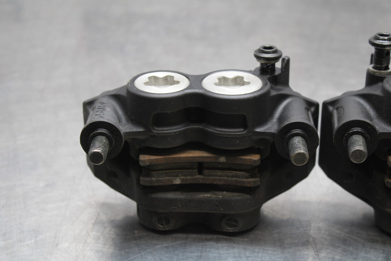 22-25 YAMAHA YZF R7 RIGHT LEFT FRONT BRAKE CALIPER SET PAIR CALIPERS BB176