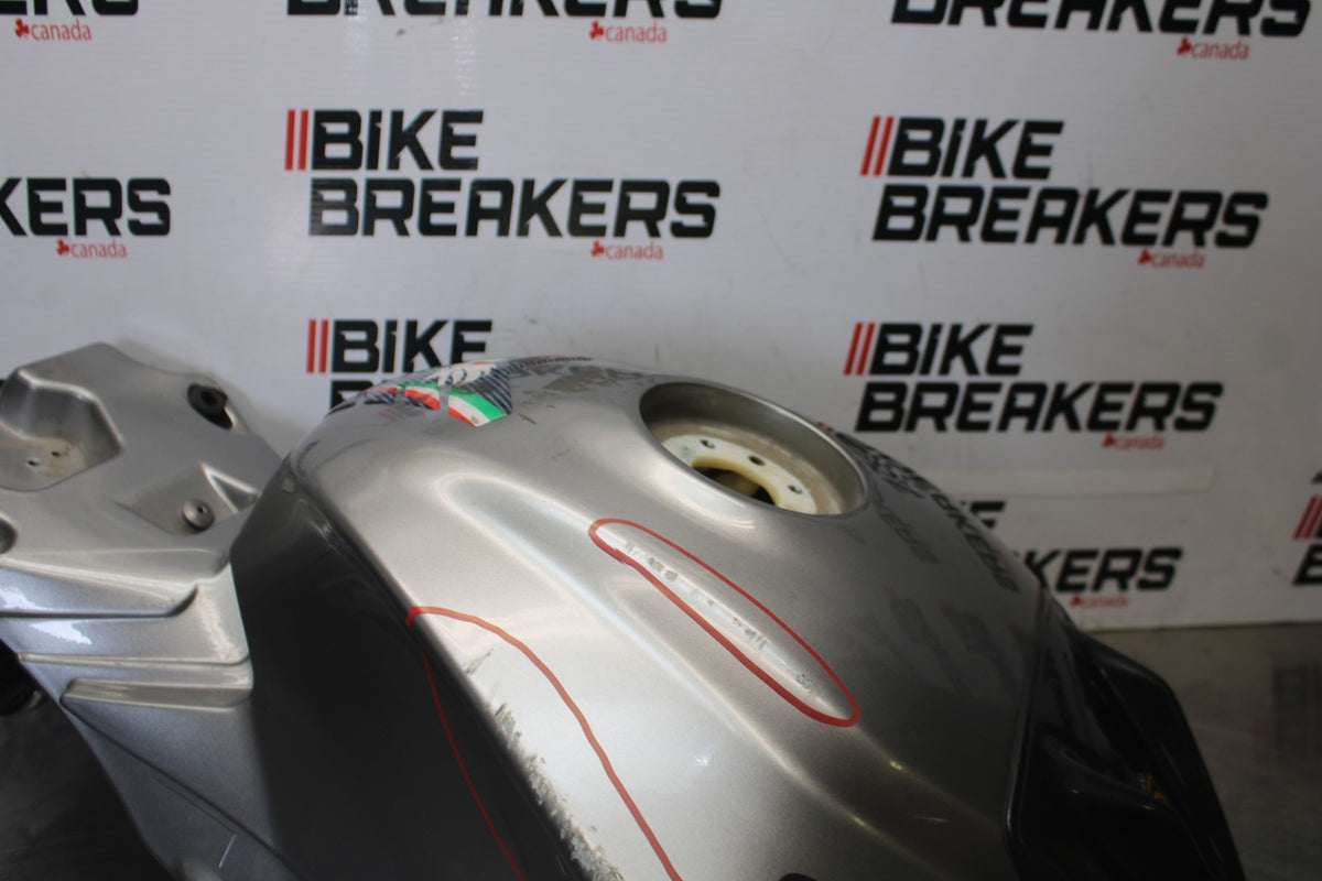 16 APRILIA TUONO V4 1100 GAS TANK FUEL CELL PETROL RESERVOIR BB905