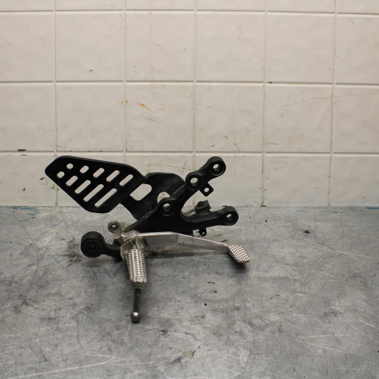 08-16 YAMAHA YZF R6 RIGHT REARSET REAR SET DRIVER FOOT PEG REST STOP BB443