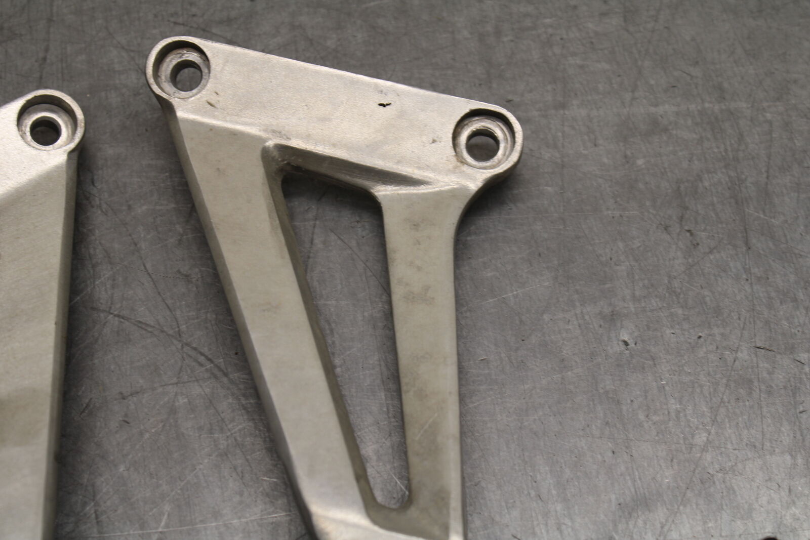 08 HONDA CBR125R REAR BACK PASSENGER PEG SET PAIR BB114