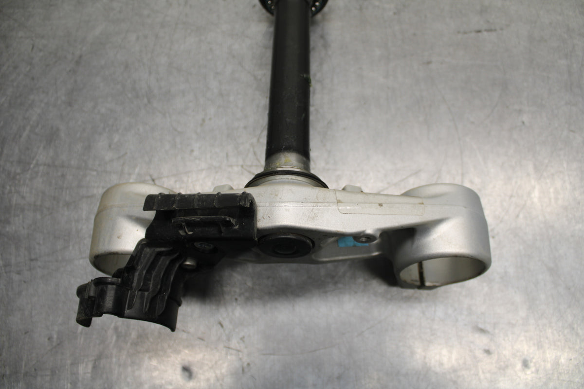 13-16 KTM 390 DUKE FRONT FORKS CLAMP LOWER TRIPLE TREE STEM BB748