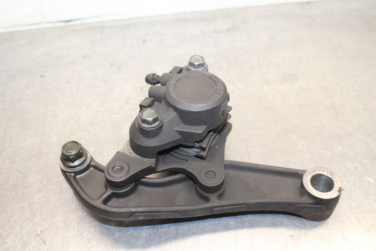 00 SUZUKI INTRUDER 1500 VL1500 REAR BACK BRAKE CALIPER W MOUNT BRACKET BB761
