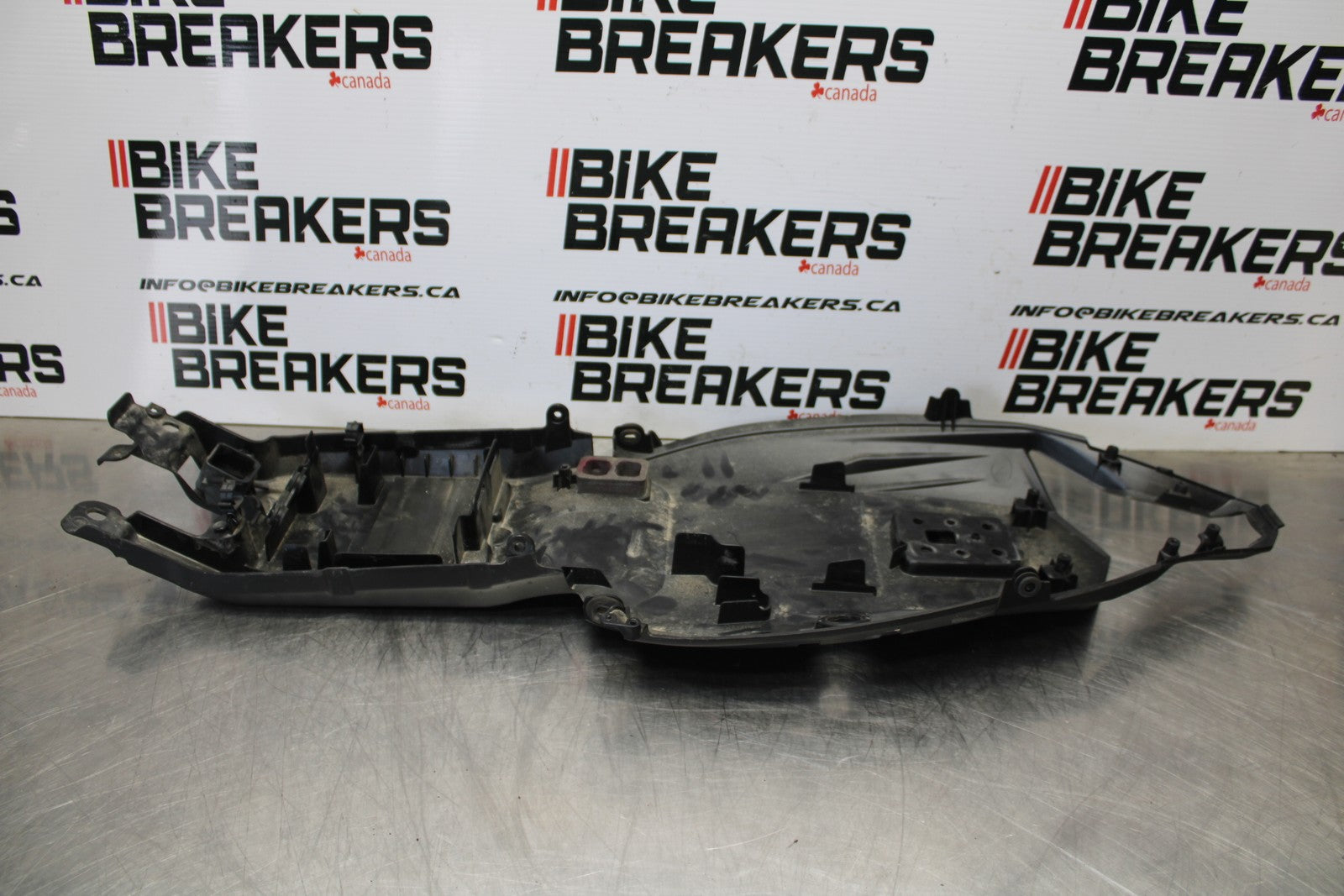 21-23 KAWASAKI NINJA ZX6R REAR BACK TAIL UNDERTAIL BATTERY TRAY PLASTIC BB179