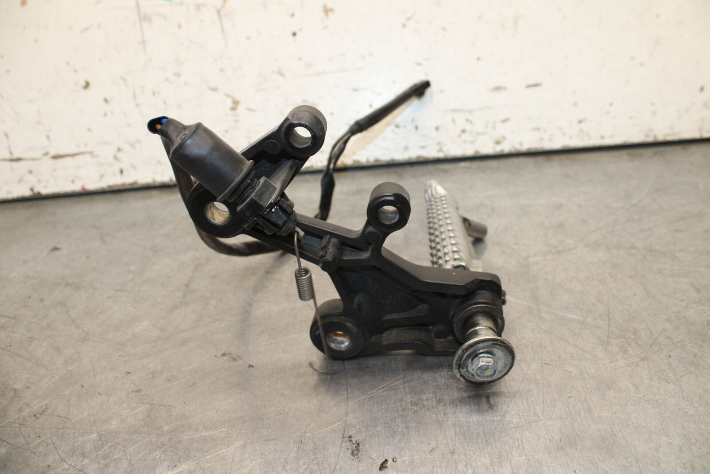 19-22 KAWASAKI Z400 RIGHT REARSET REAR SET DRIVER FOOT PEG REST STOP BB738