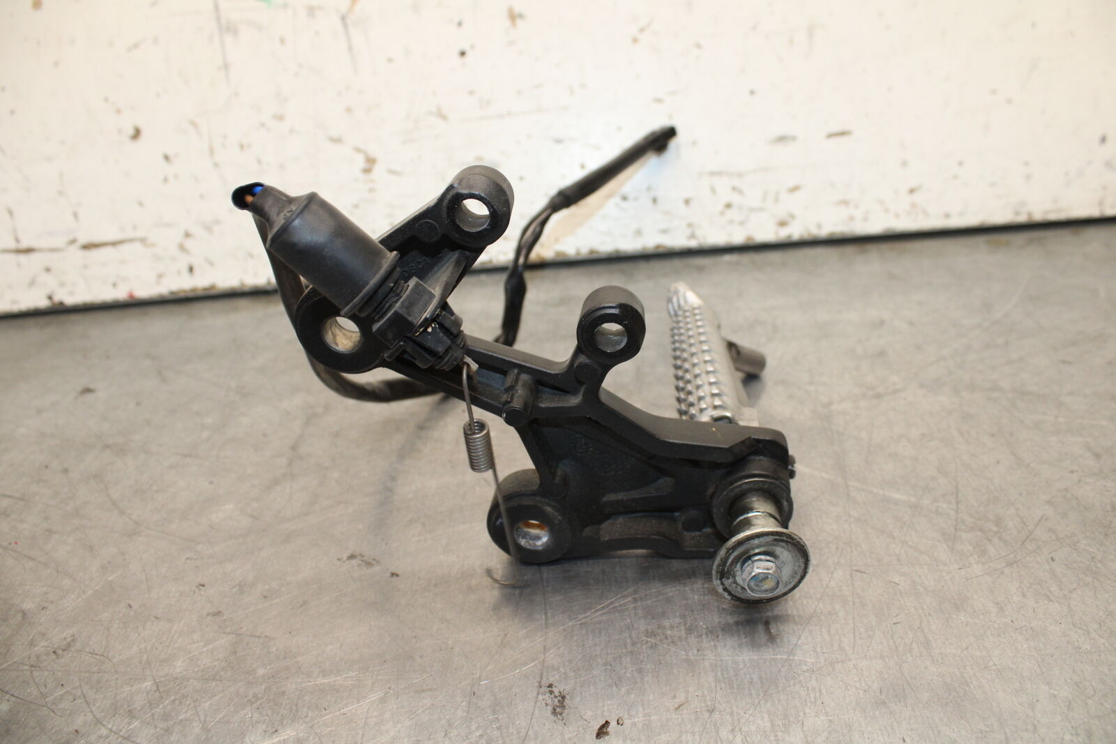 19-22 KAWASAKI Z400 RIGHT REARSET REAR SET DRIVER FOOT PEG REST STOP BB738