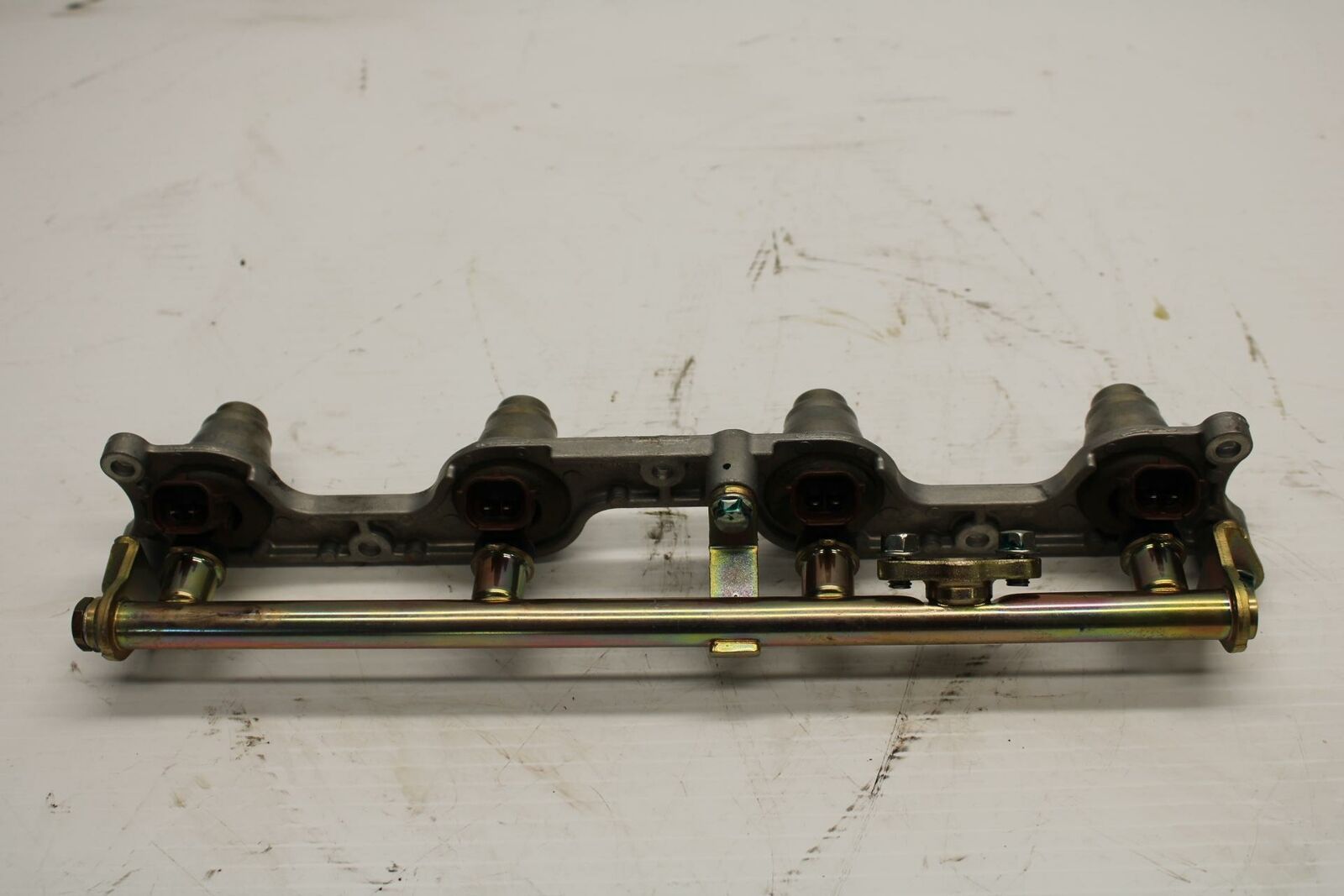 04-05 HONDA CBR1000RR SECONDARY FUEL INJECTORS TOP AIRBOX GAS RAIL BB242