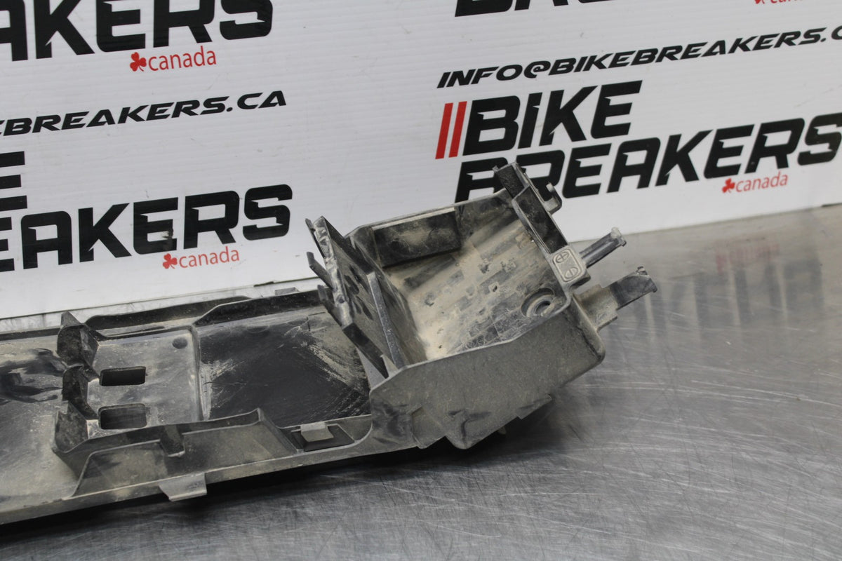 05-06 SUZUKI GSXR1000 REAR BACK TAIL UNDERTAIL BATTERY TRAY PLASTIC BB773
