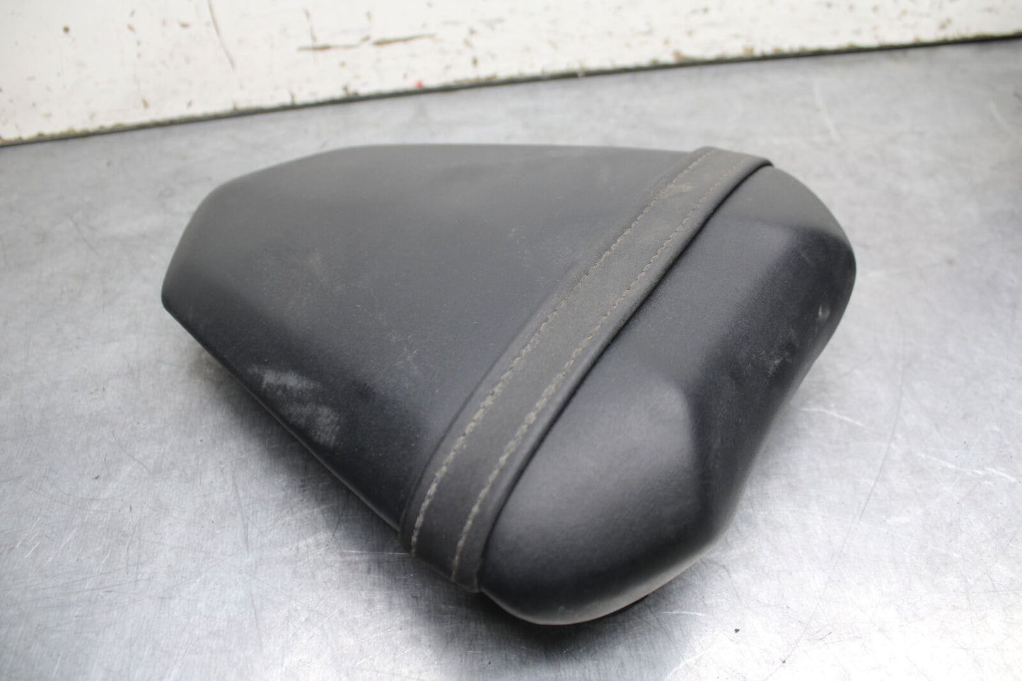07-08 YAMAHA YZF R1 REAR BACK PASSENGER TANDEM SEAT PAD SADDLE PILLION BB724