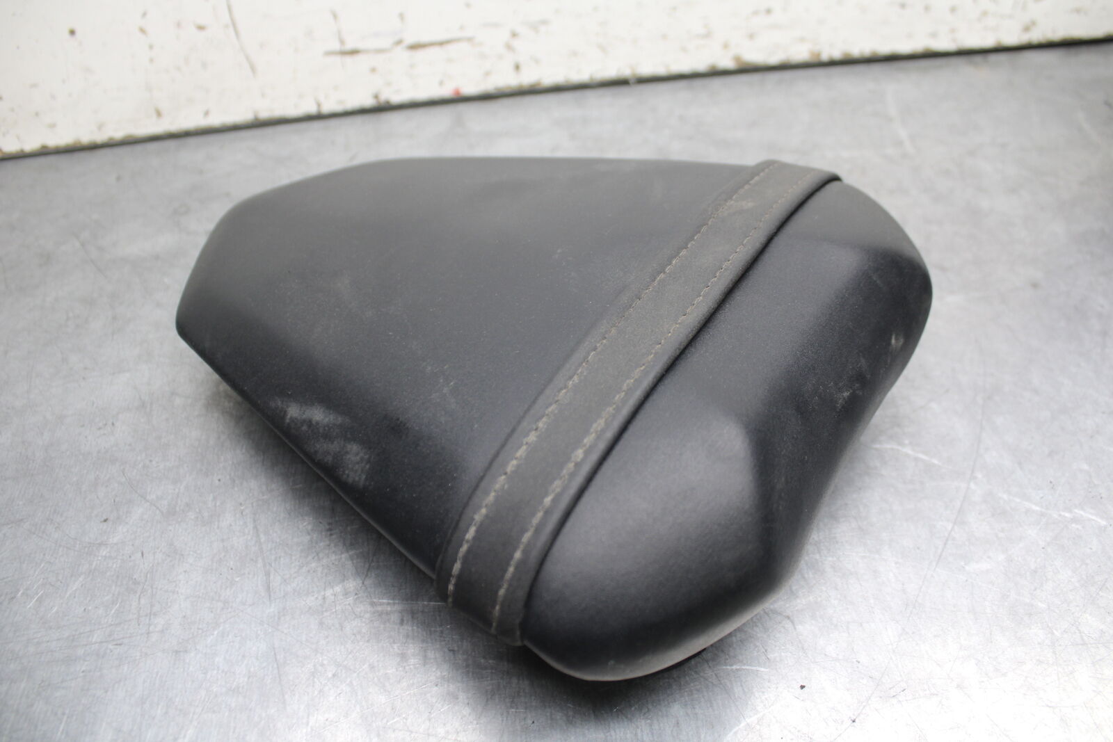 07-08 YAMAHA YZF R1 REAR BACK PASSENGER TANDEM SEAT PAD SADDLE PILLION BB724