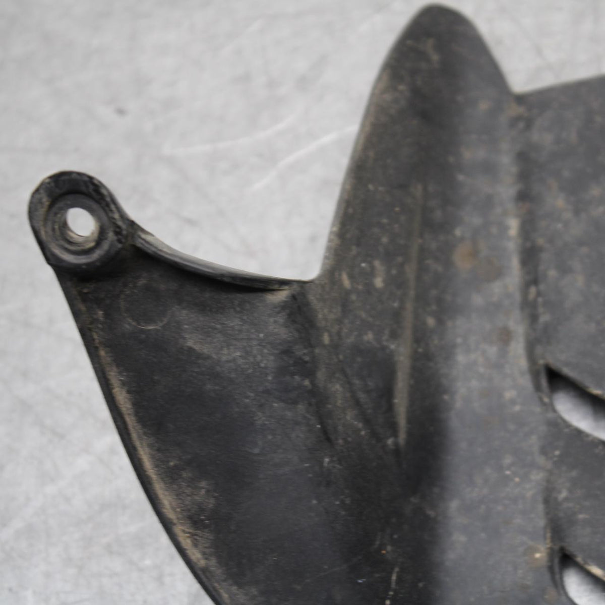 21 KAWASAKI NINJA ZX6R REAR BACK WHEEL TIRE HUGGER FENDER 35023-0171 BB647