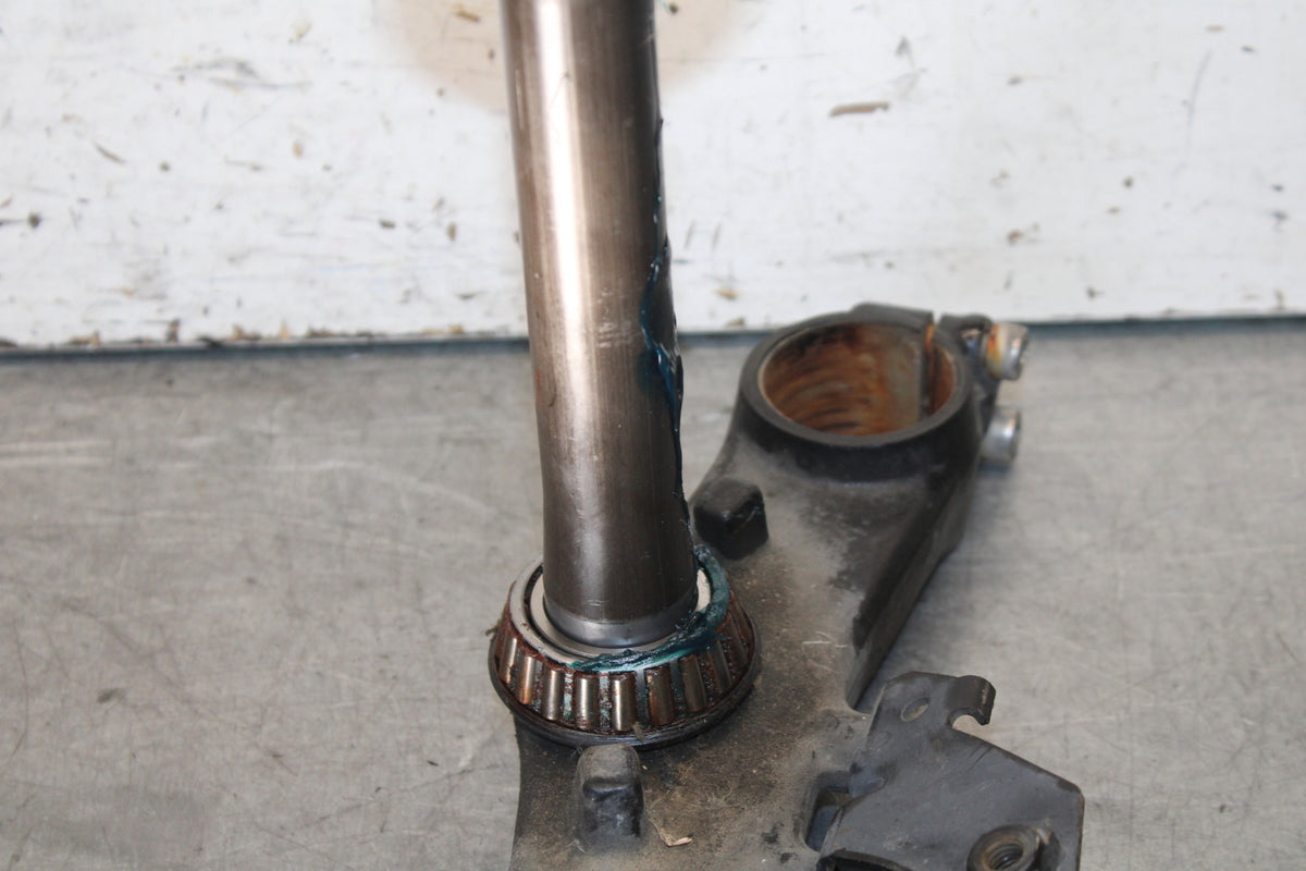 01-06 TRIUMPH TIGER 955I FRONT FORKS CLAMP LOWER TRIPLE TREE STEM BB693
