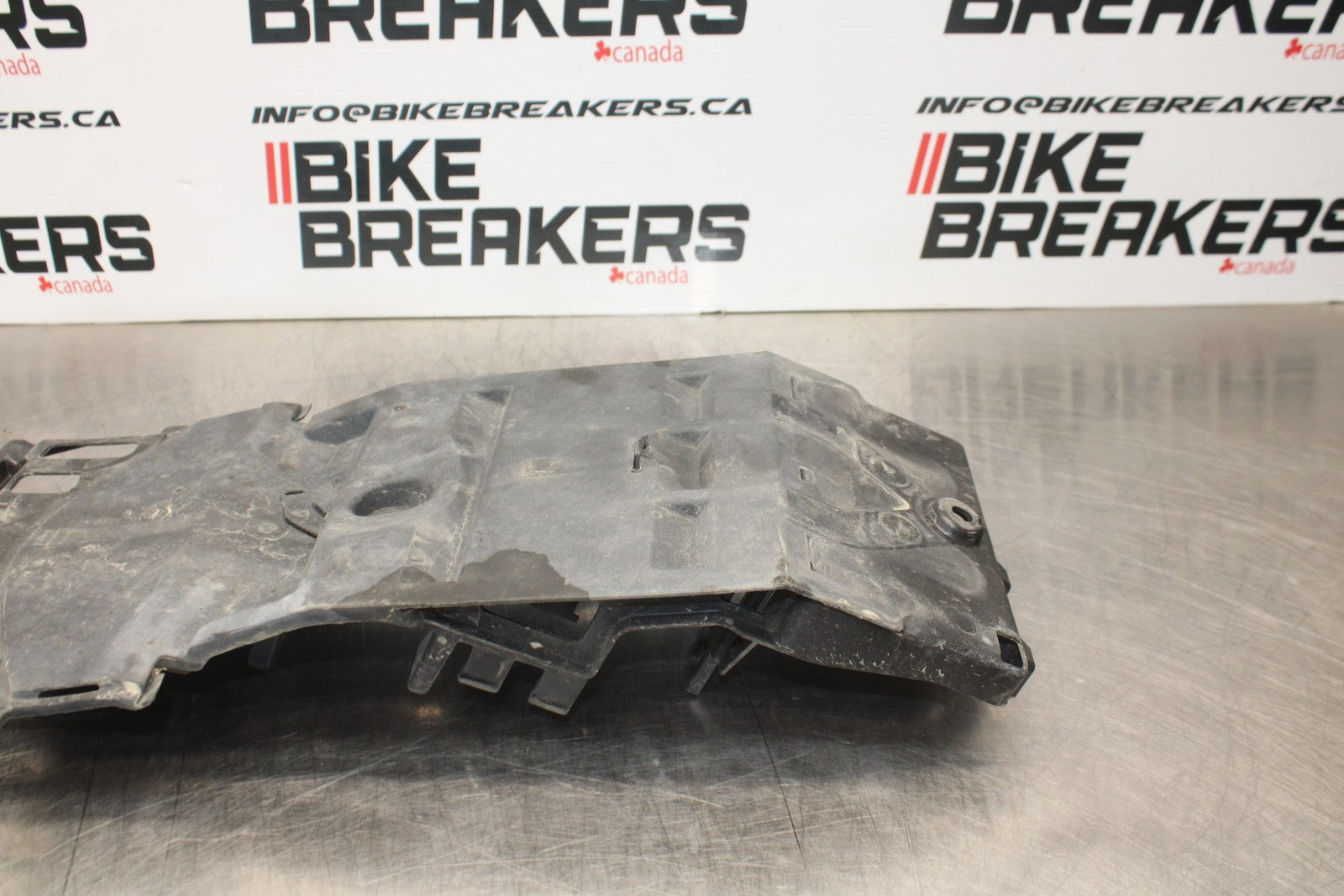 11-22 SUZUKI GSXR 600  REAR BACK TAIL UNDERTAIL BATTERY TRAY PLASTIC BB193