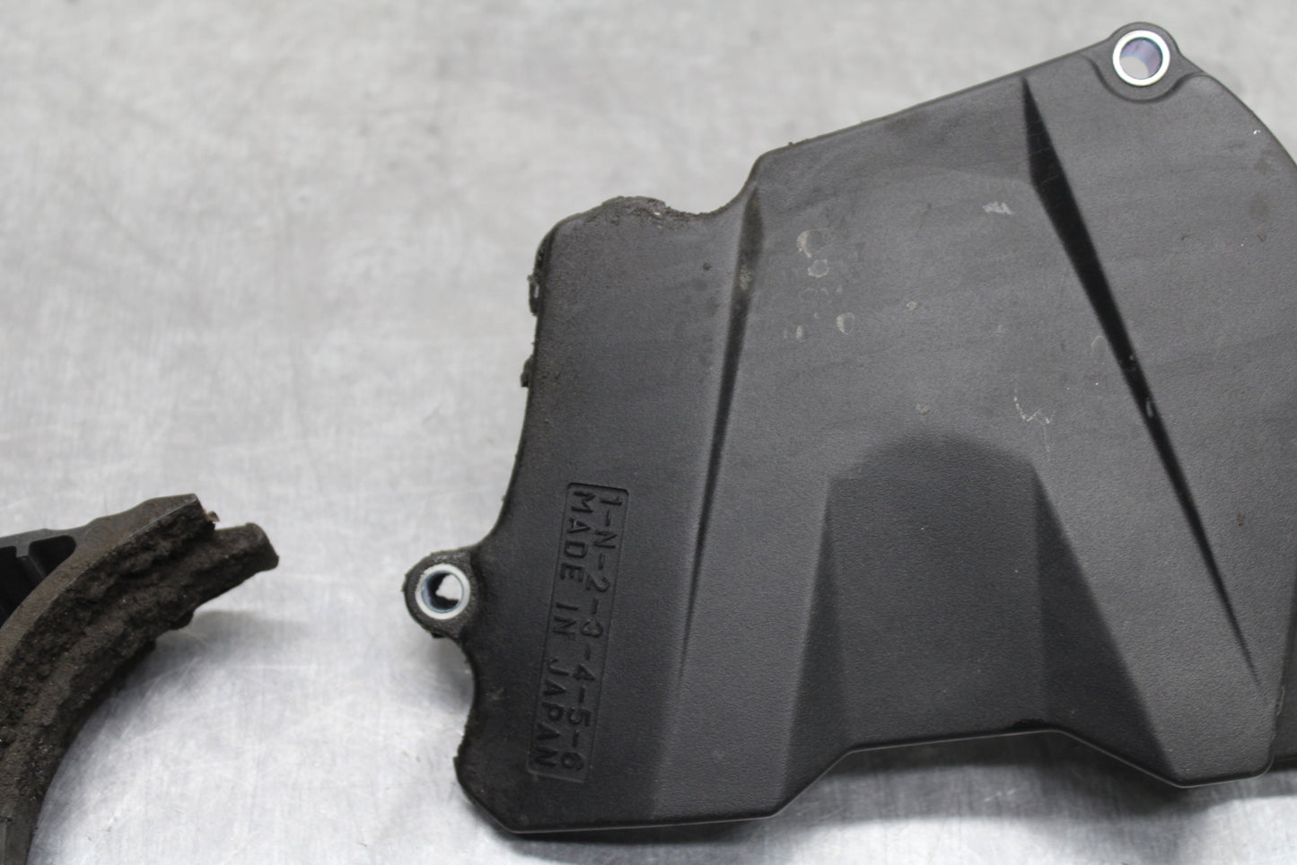 03-05 YAMAHA YZF R6  ENGINE SPROCKET COVER BB132