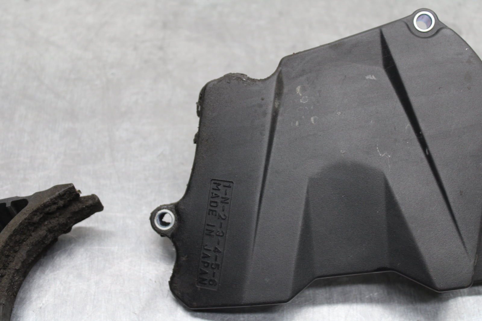 03-05 YAMAHA YZF R6  ENGINE SPROCKET COVER BB132