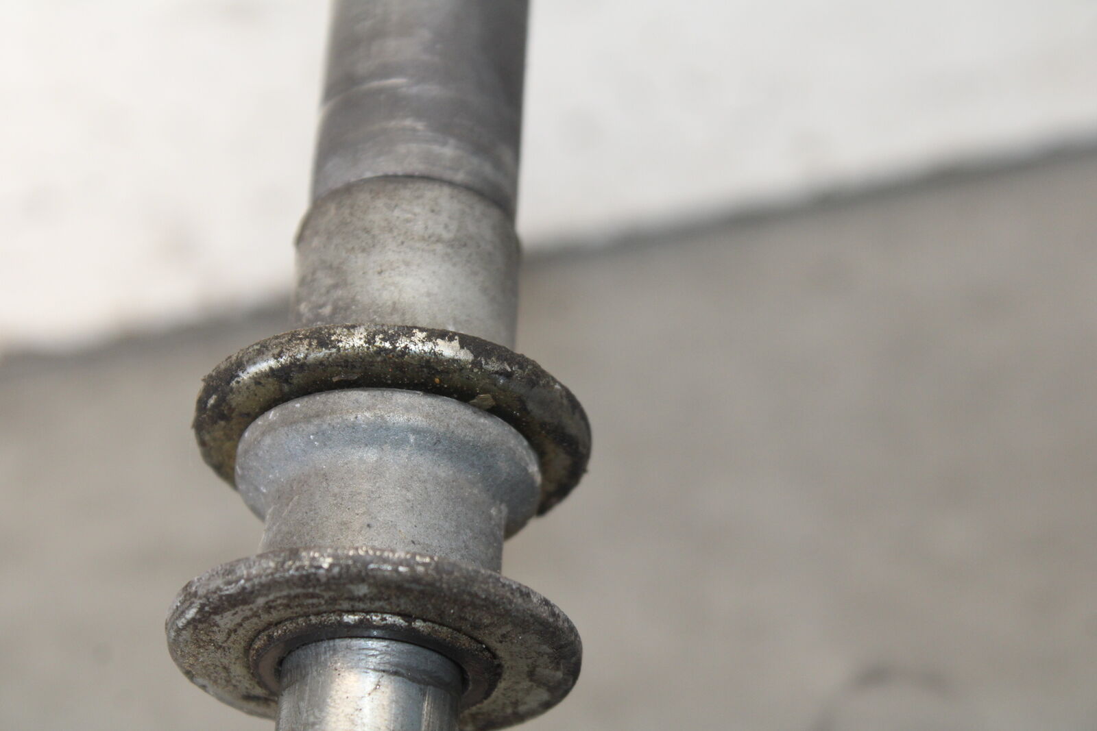 05-09 SUZUKI BOULEVARD C90 FRONT WHEEL RIM AXLE PIVOT BOLT BB692