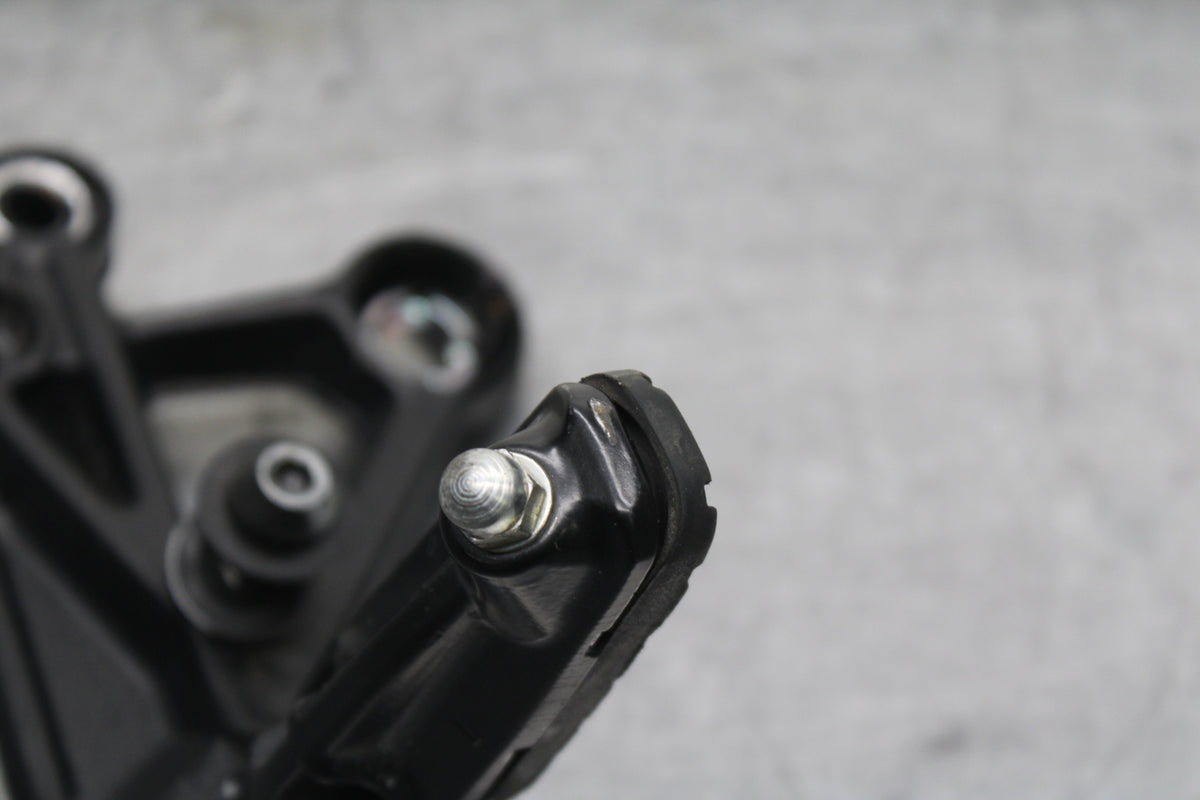 17-24 KTM 390 DUKE LEFT REARSET REAR SET DRIVER FOOT PEG REST STOP BB734