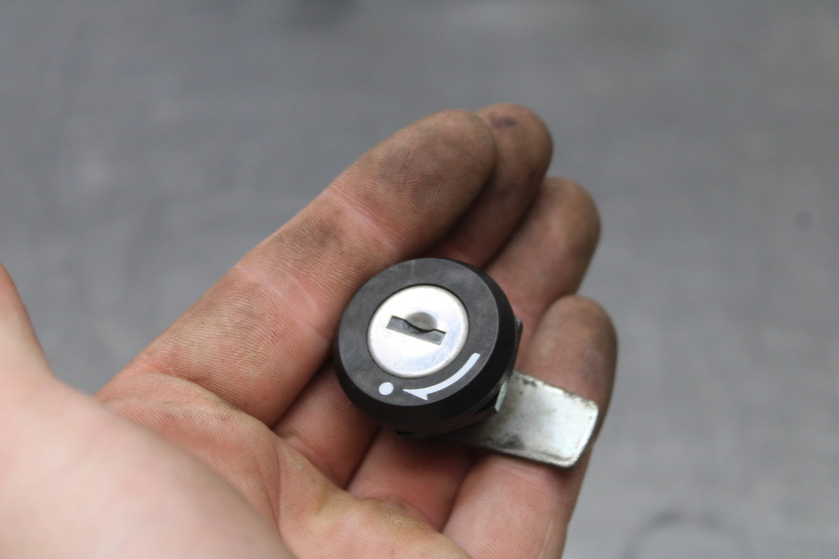 08 KAWASAKI VULCAN 1600 VN1600D NOMAD IGNITION KEY GAS SEAT HELMET LOCK BB904