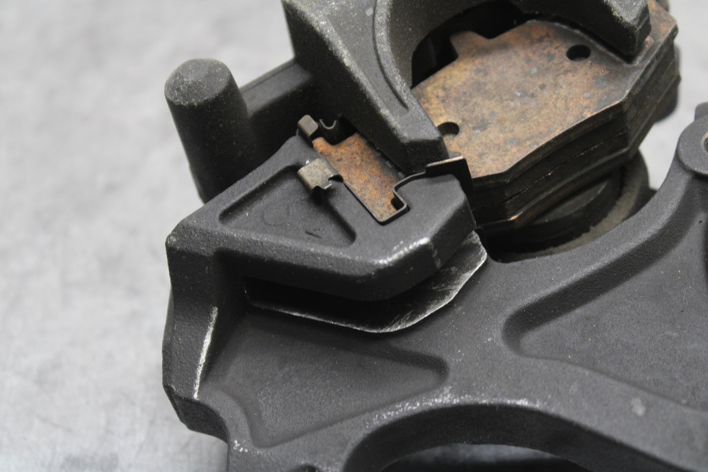 08-10 SUZUKI GSXR750 REAR BACK BRAKE CALIPER W MOUNT BRACKET BB119