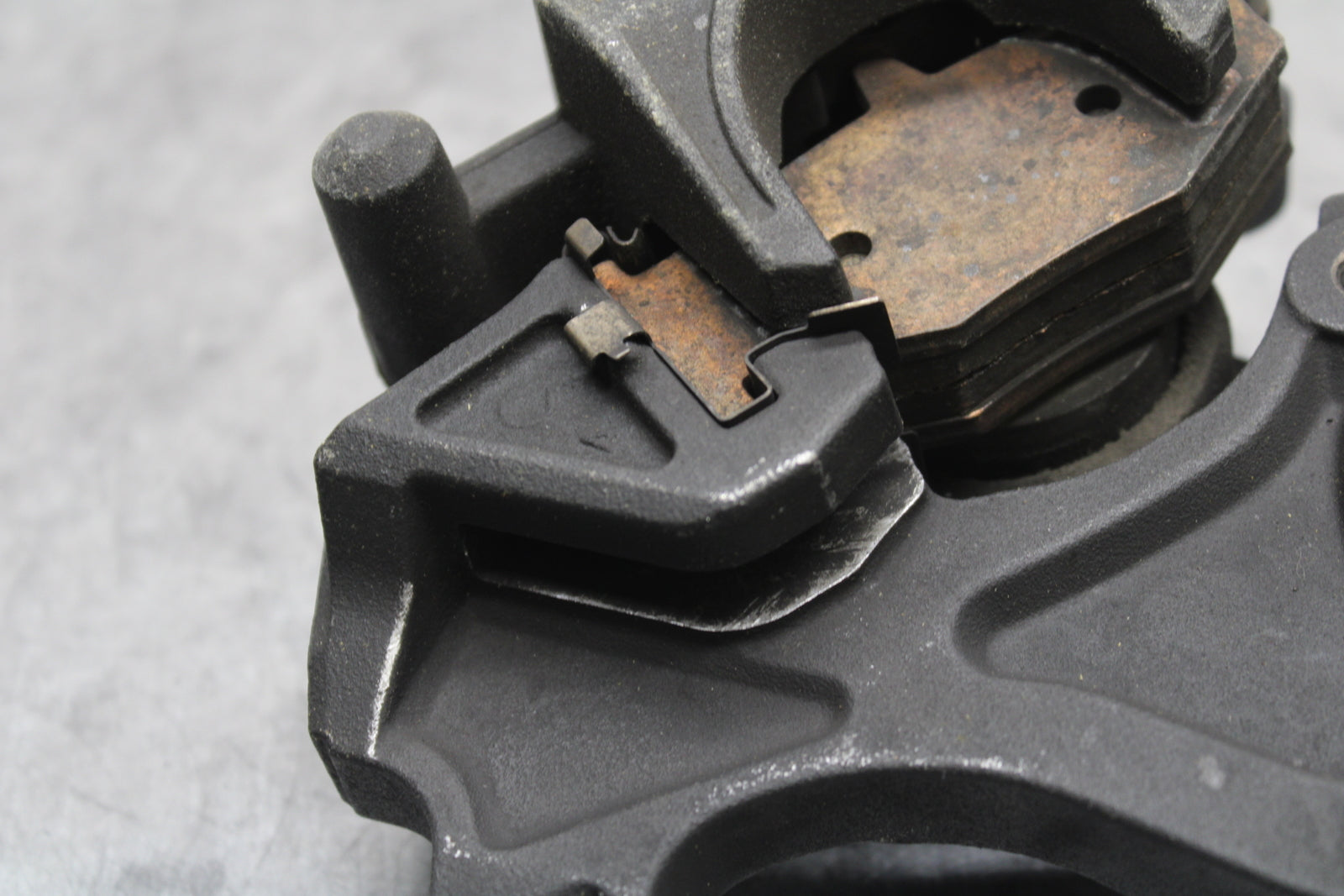 08-10 SUZUKI GSXR750 REAR BACK BRAKE CALIPER W MOUNT BRACKET BB119