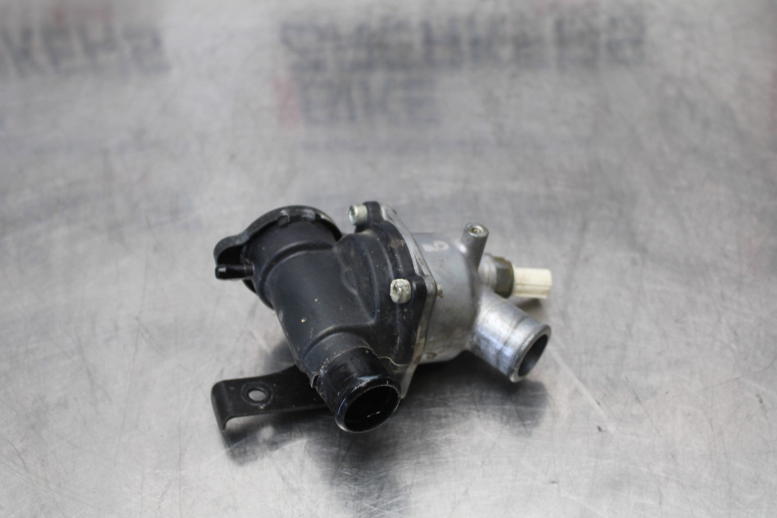 08 KAWASAKI VULCAN 900 THERMOSTAT W HOUSING ASSEMBLY BB184