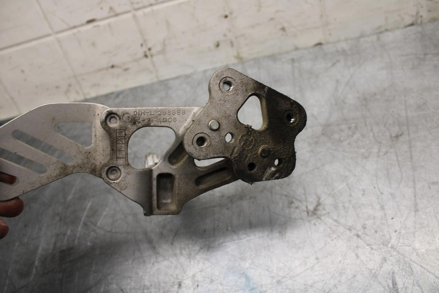 08-09 SUZUKI GSXR600 LEFT REARSET REAR SET DRIVER FOOT PEG REST STOP BB468