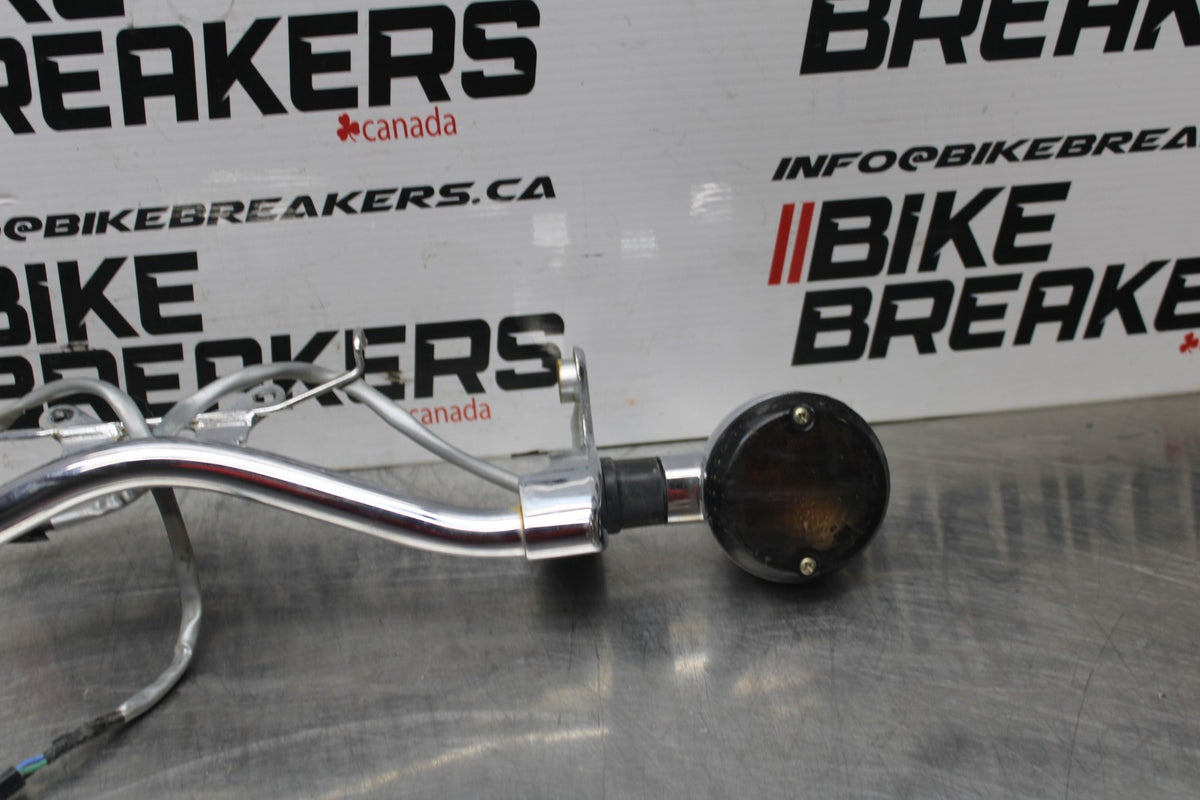 06 KAWASAKI VULCAN 900 FRONT TURN SIGNAL BAR MOUNT BRACKET BB799