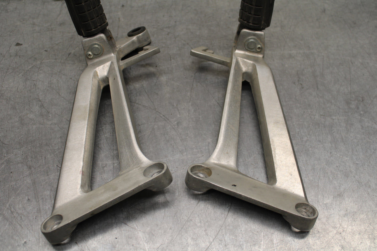08 HONDA CBR125R REAR BACK PASSENGER PEG SET PAIR BB114