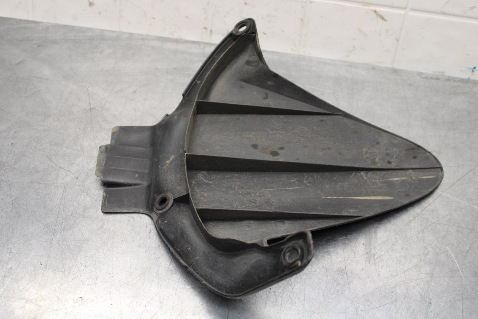 2007 Honda CBR600RR REAR BACK WHEEL TIRE HUGGER FENDER 80120-MFJ-D00 BB596
