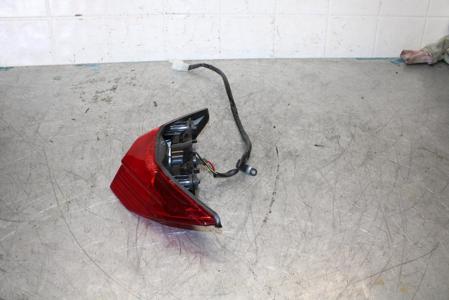 13-17 KAWASAKI NINJA 300 REAR TAIL TAILLIGHT BACK BRAKE LIGHT BB429
