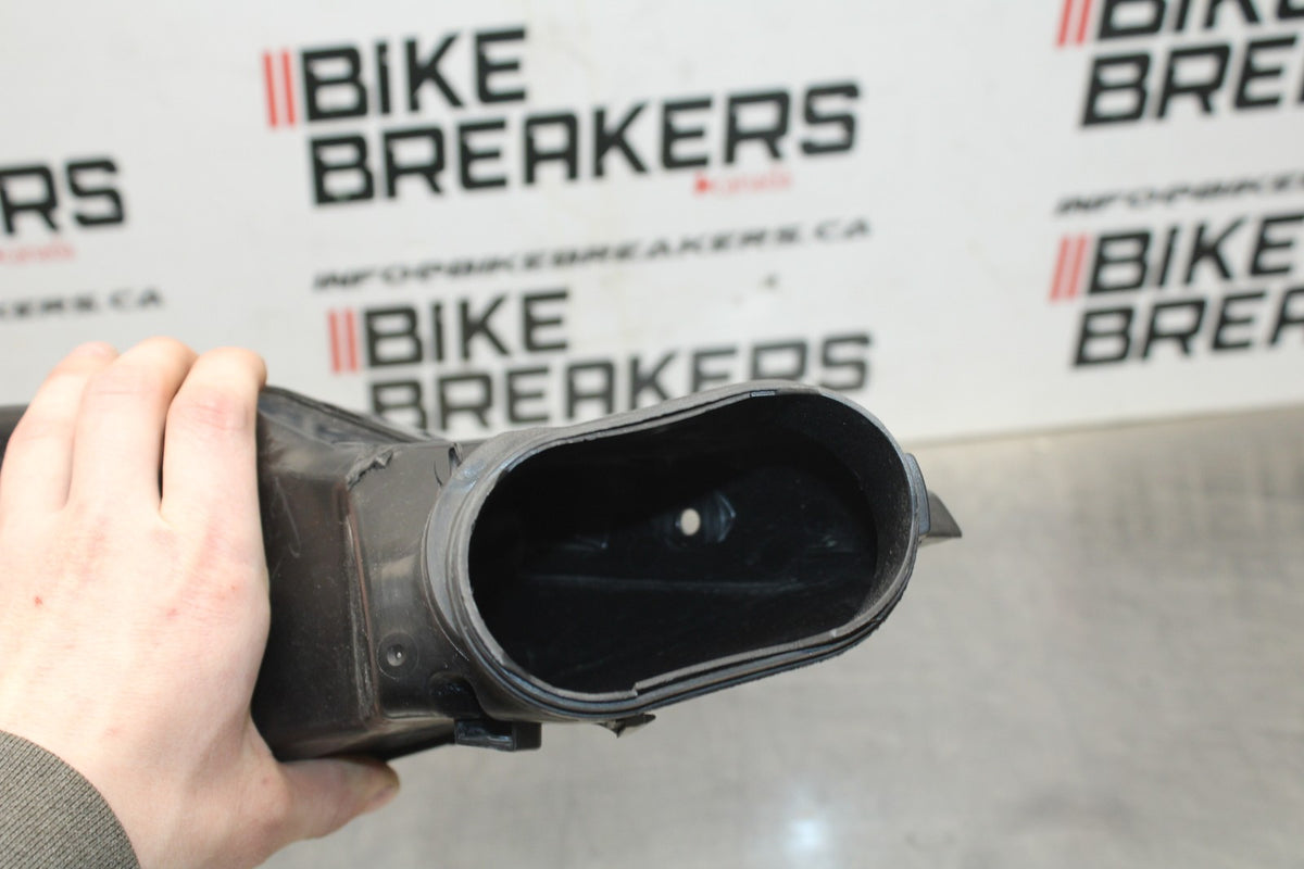 11-24 SUZUKI GSXR750 LEFT RAM AIR INTAKE DUCT TUBE BB630