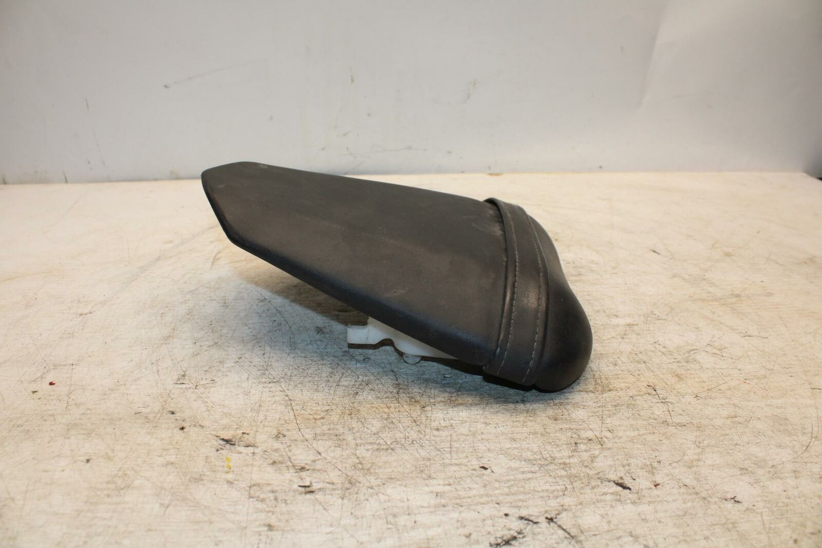 08 YAMAHA YZF R6 2c0 REAR BACK PASSENGER TANDEM SEAT PAD SADDLE PILLION BB365
