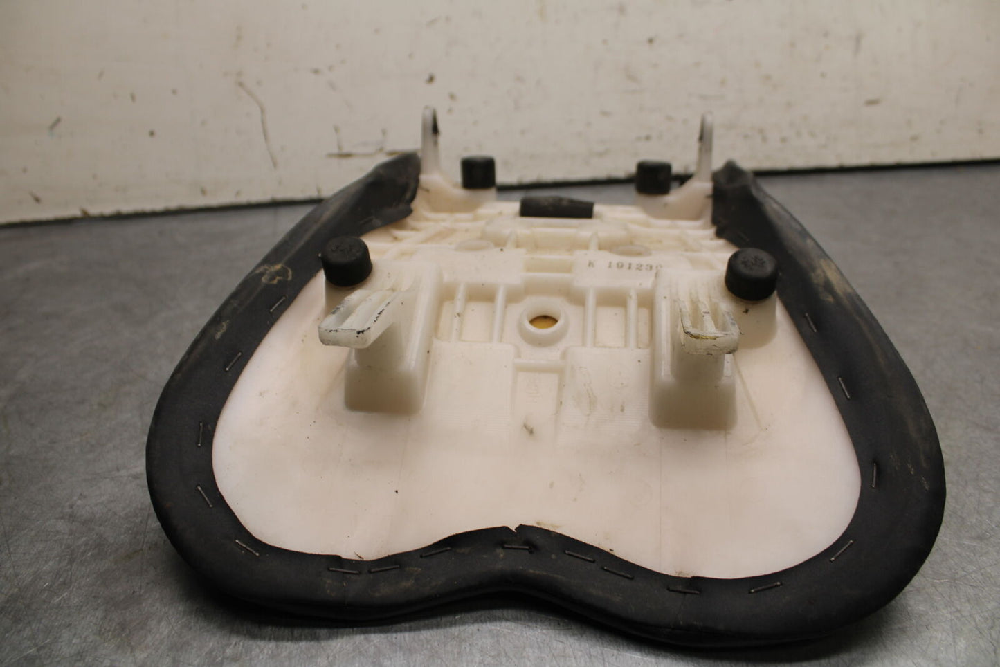 06-07 SUZUKI GSXR750 FRONT DRIVERS SEAT PAD SADDLE PILLION 45100-01H00-6BY BB670