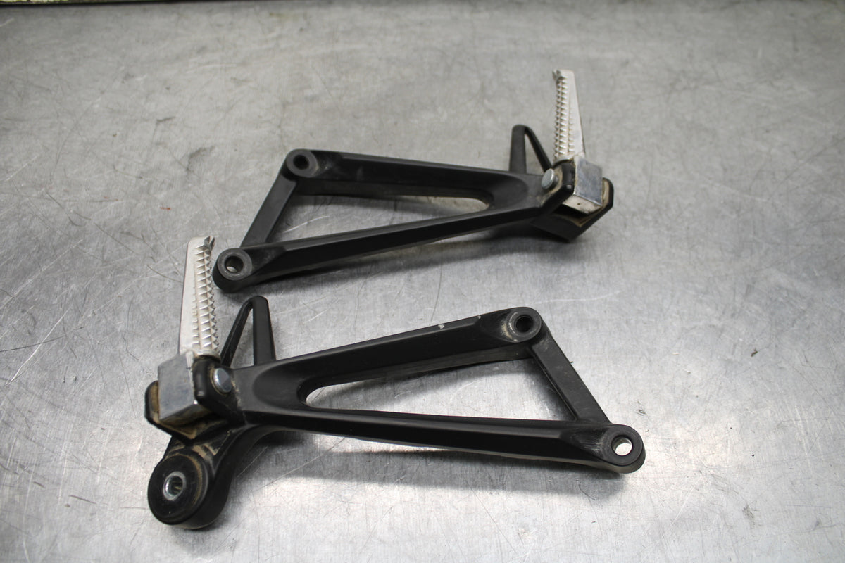 19-24 YAMAHA R3 REAR BACK PASSENGER PEG SET PAIR BB736