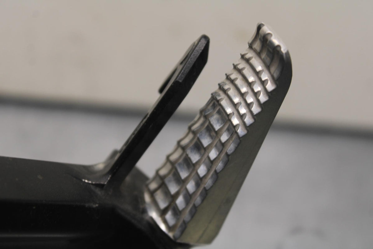 2011 Suzuki GSXR600 REAR BACK PASSENGER PEG SET PAIR BB602