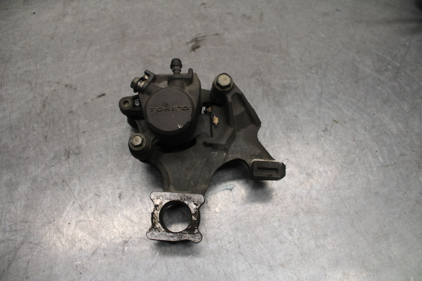 08-09 SUZUKI GSXR600 REAR BACK BRAKE CALIPER W MOUNT BRACKET BB728