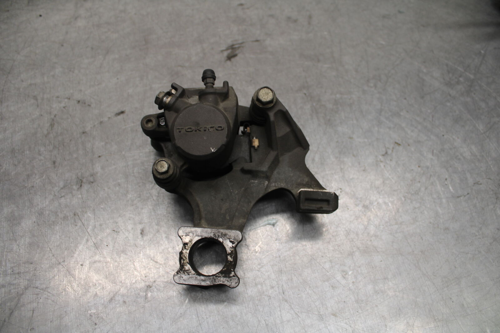 08-09 SUZUKI GSXR600 REAR BACK BRAKE CALIPER W MOUNT BRACKET BB728