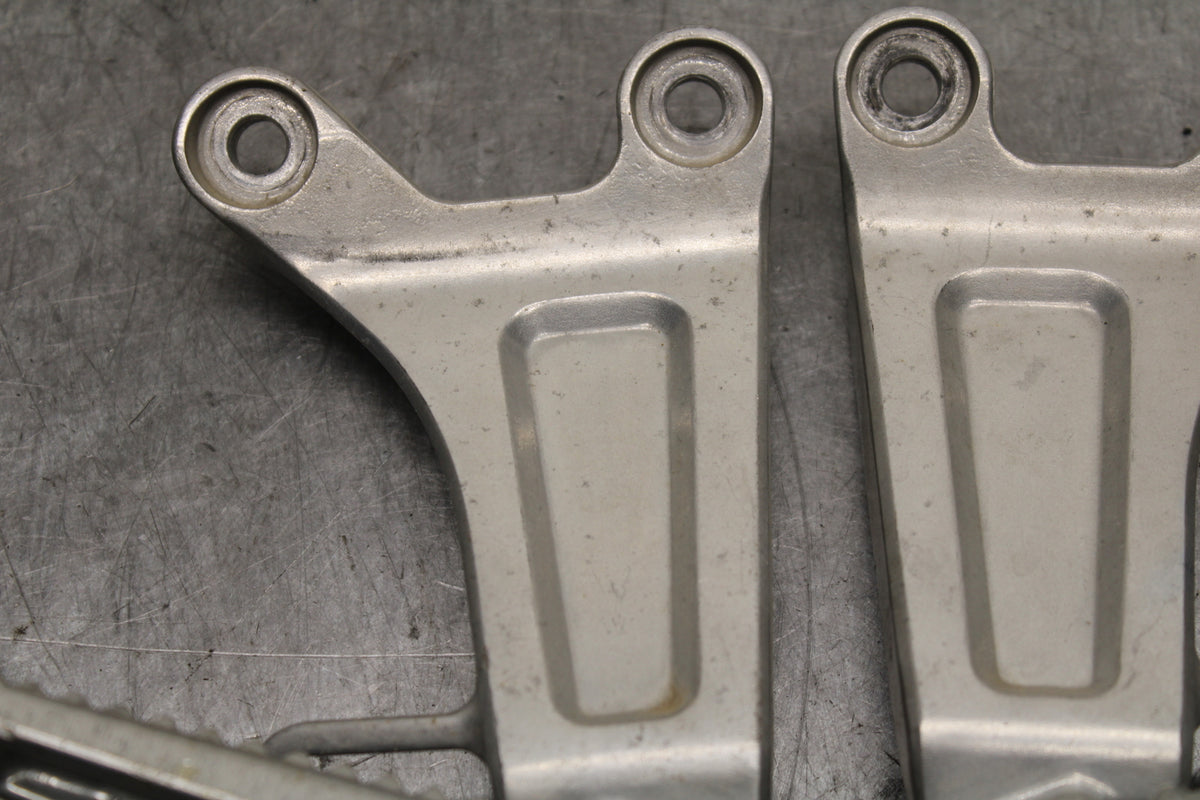 03-04 HONDA CBR600RR REAR BACK PASSENGER PEG SET PAIR BB122