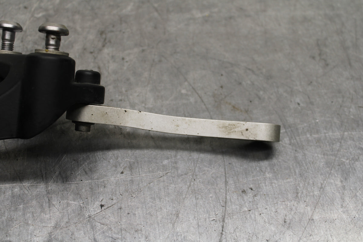 09-14 YAMAHA YZF R1 RIGHT REAR BACK PASSENGER PEG BB118