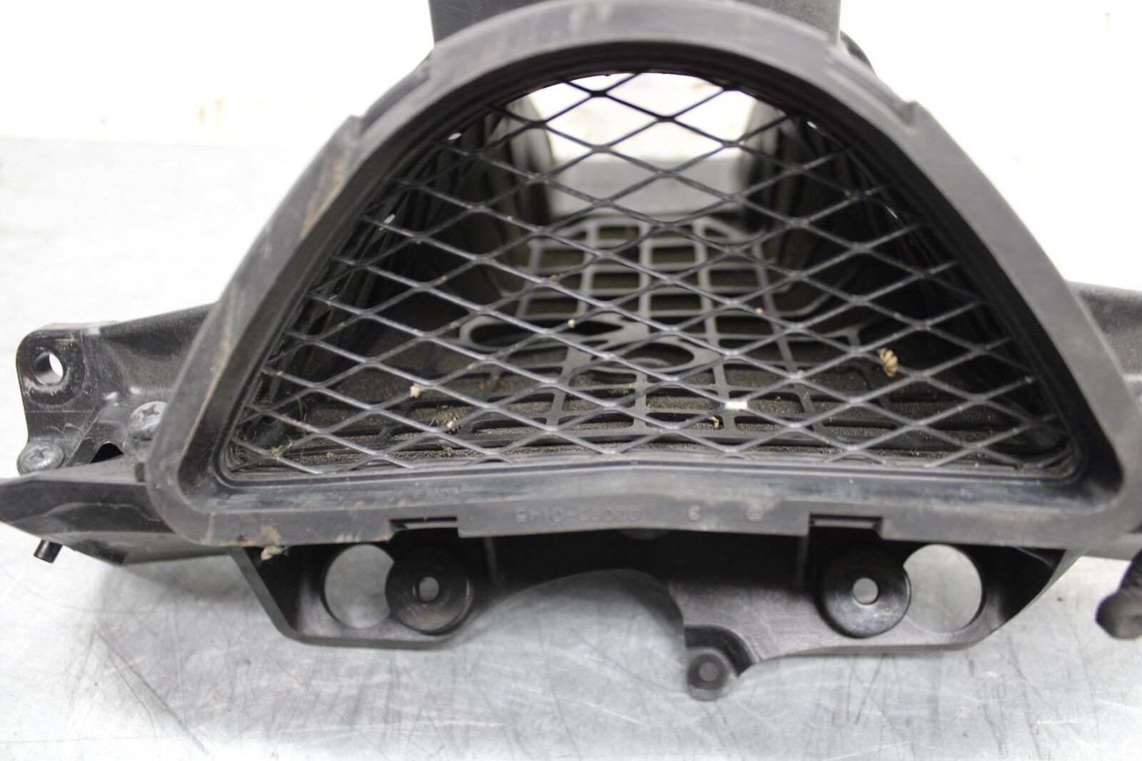 2009 Kawasaki Ninja ZX6R ZX600R UPPER FAIRING MIRROR GAUGES STAY BRACKET BB548