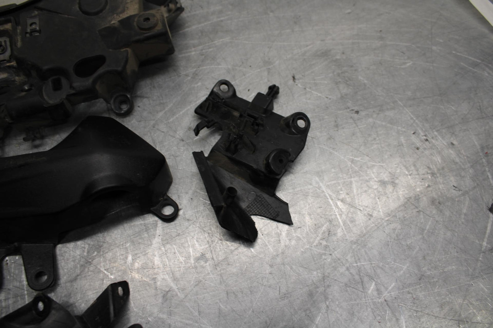 17-21 TRIUMPH STREET TRIPPLE R ABS PLASTIC FAIRING STAY BRACKET bb452