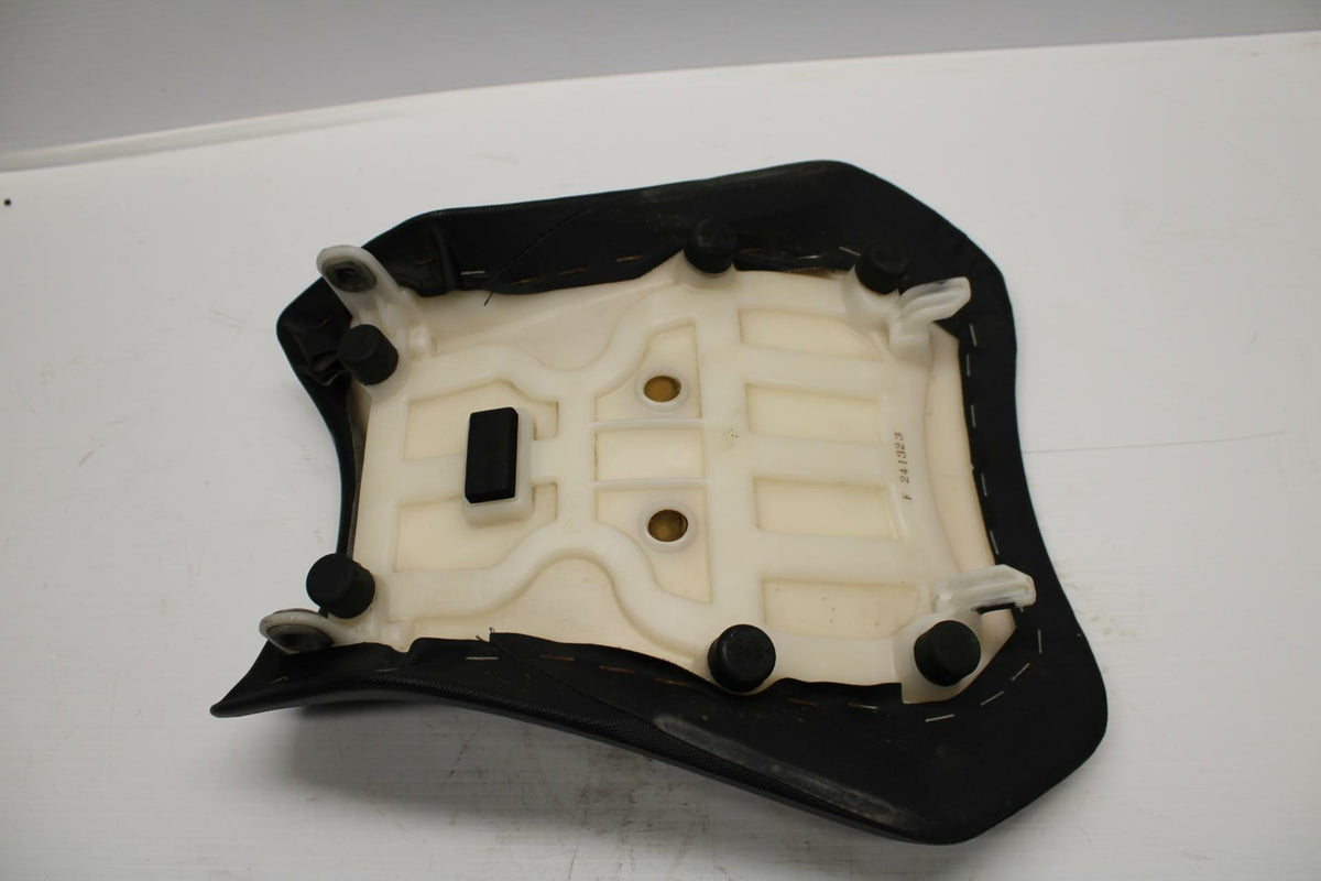 11-19 SUZUKI GSXR600 FRONT DRIVERS SEAT  SADDLE PILLION 45100-14J10-DW2 BB 241