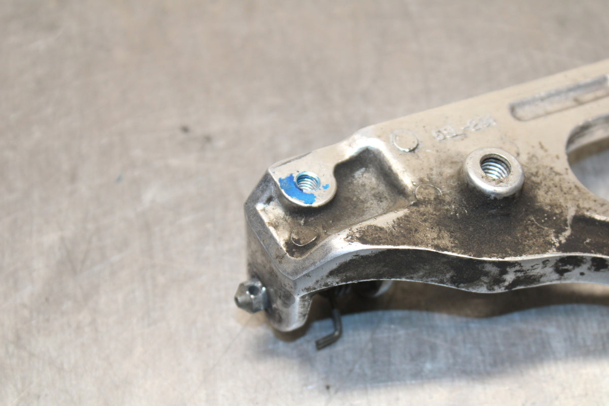 03-05 YAMAHA YZF R6  LEFT REARSET REAR SET DRIVER FOOT PEG BRACKET MOUNT BB132